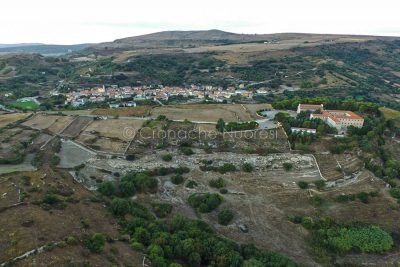 Veduta aerea di Borutta, della cattedrale e del complesso monastico