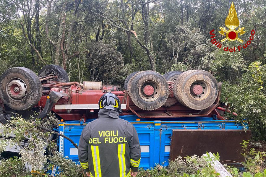 Nuorese. Autoarticolato sbanda e si ribalta finendo fuoristrada