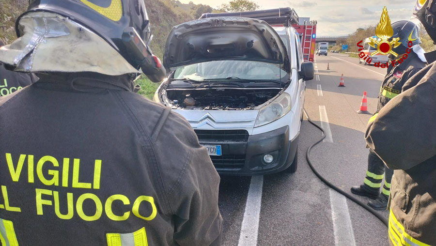 Paura alle porte di Nuoro: furgone prende fuoco durante la marcia