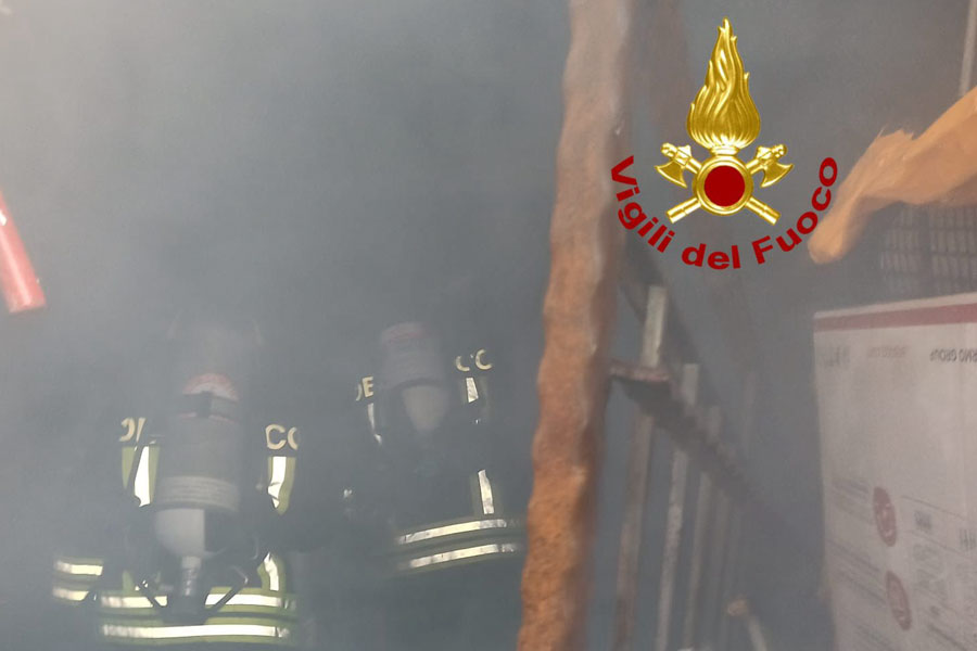 Paura a Nuoro per un incendio in un palazzo: evacuate le persone tra cui un’invalida