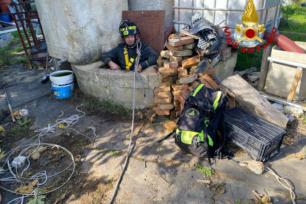Nuoro. Cede una scala a pioli e rimane incastrato dentro un pozzo: 87 enne miracolosamente illeso