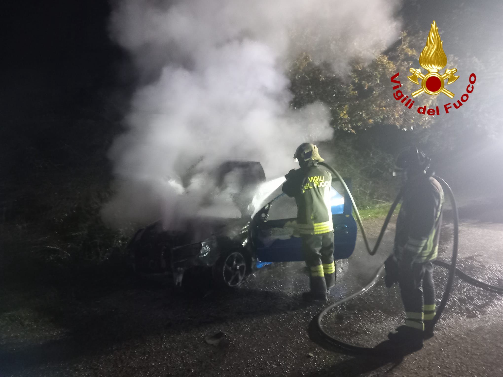 Auto a fuoco nel pomeriggio: si indaga sulle cause del rogo
