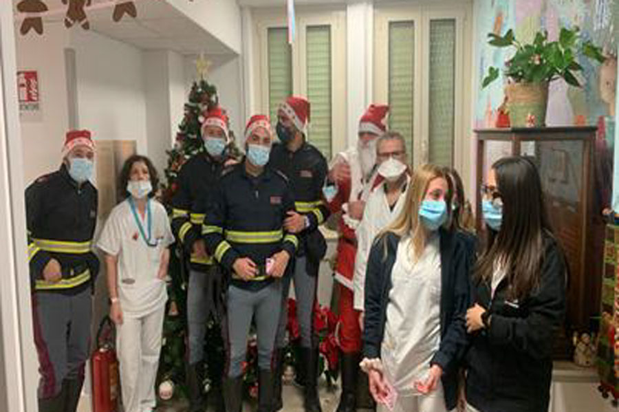 Un babbo Natale speciale porta i doni in Pediatria del San Francesco