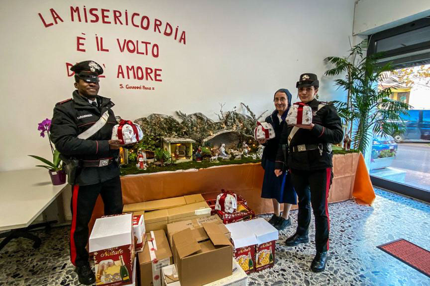 Budoni: anziana 90enne sola il giorno di Natale si rivolge ai Carabinieri per un po’ di conforto – VIDEO