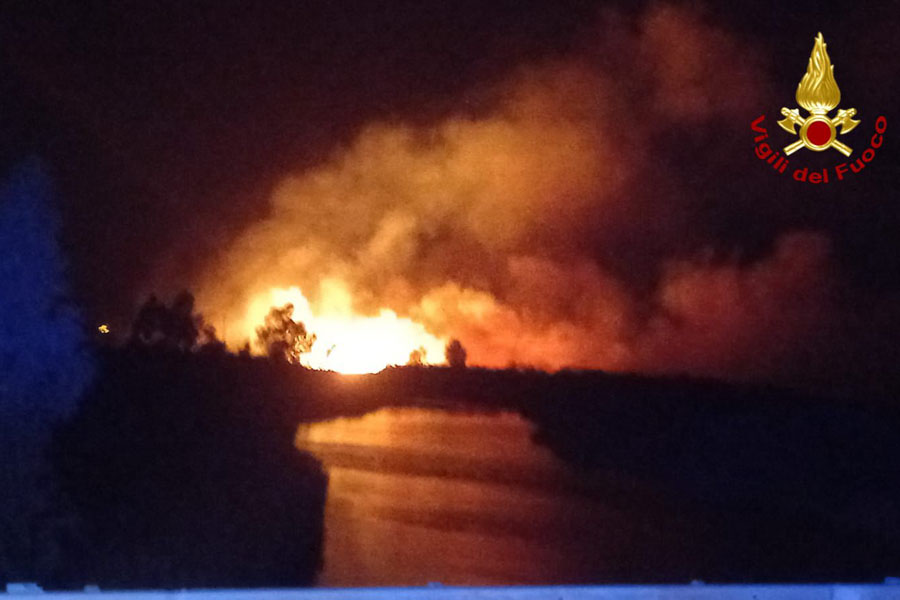 Notte di fuoco e paura tra la Caletta e Siniscola: intervengono i Vigili del Fuoco