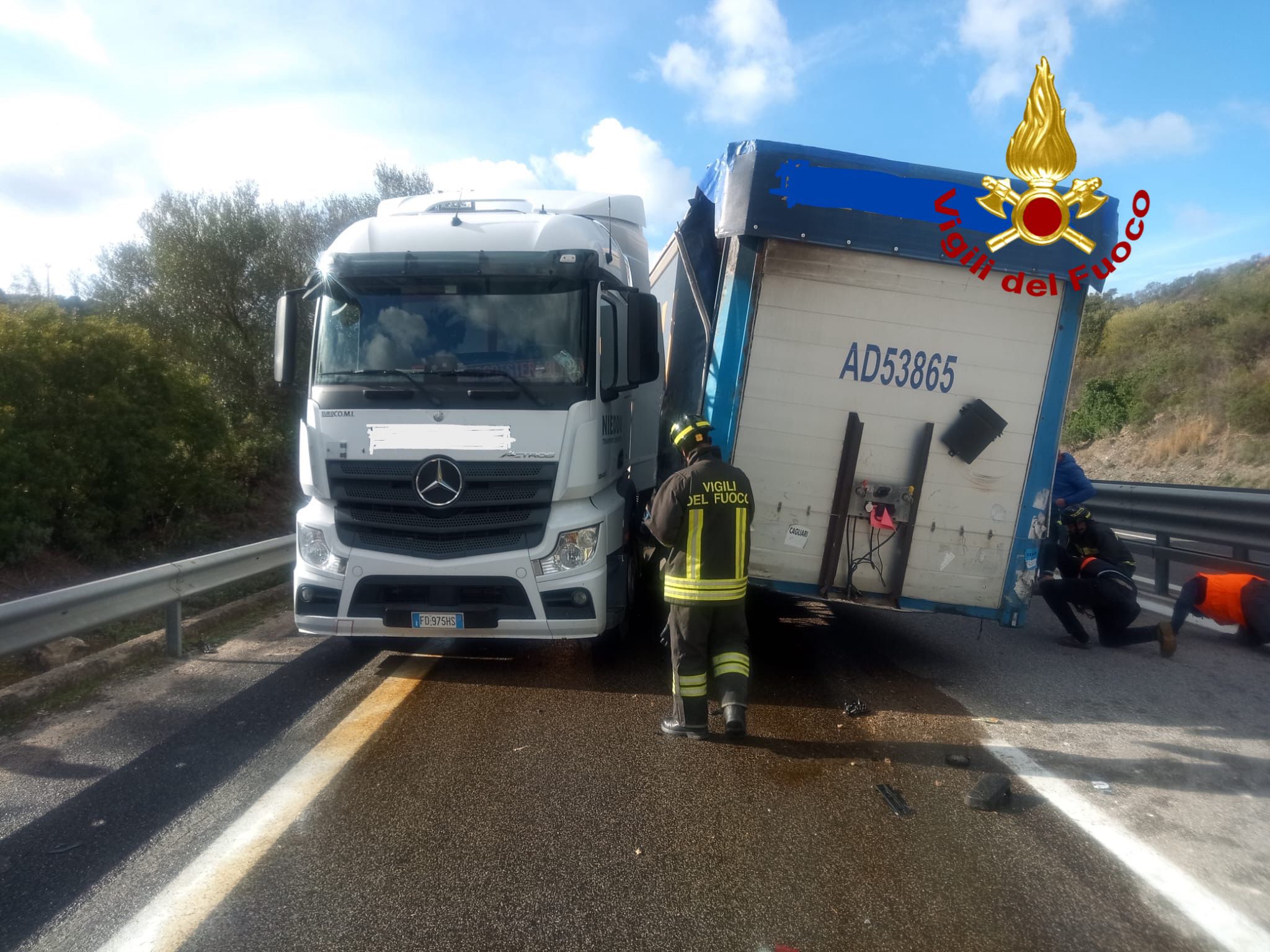 Autoarticolato perde il rimorchio durante la marcia. Traffico bloccato sulla 131 dcn