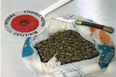 Il coltello e la droga sequestrata a Macomer