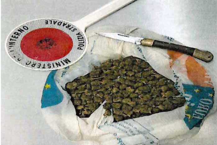 Lo fermano a un posto di blocco e gli trovano in auto marijuana e un coltello: denunciato