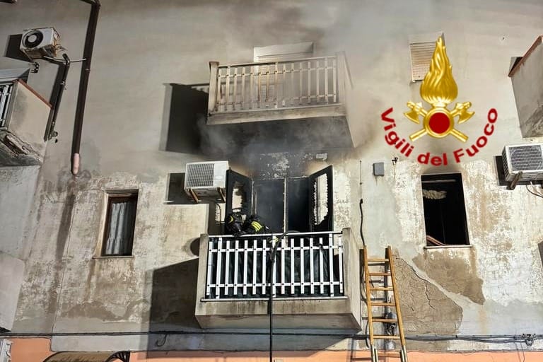 Incendio in un appartamento a Sassari: 90enne disabile e la figlia salvati dai Vigili del Fuoco