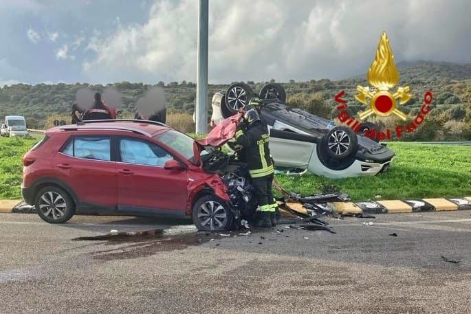 Scontro tra due auto nella rotonda di Bortigali: tre persone in ospedale