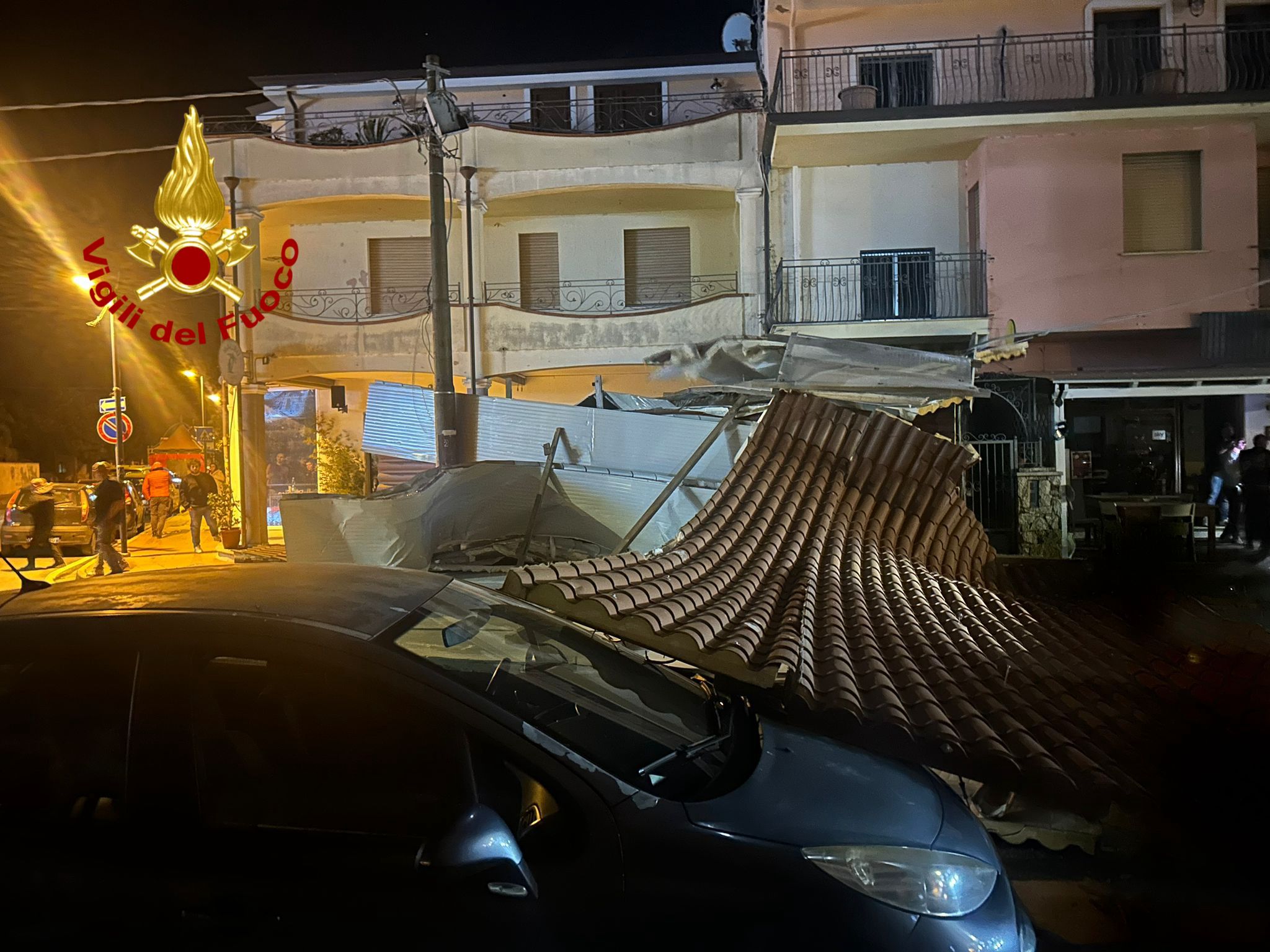 Il forte vento scardina un tetto che si abbatte sulle auto in sosta. Ingenti i danni