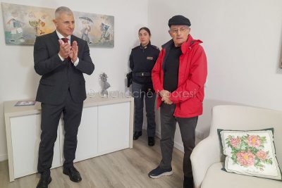La donazione dell'opera alla questura di Nuoro (foto Pirisi)