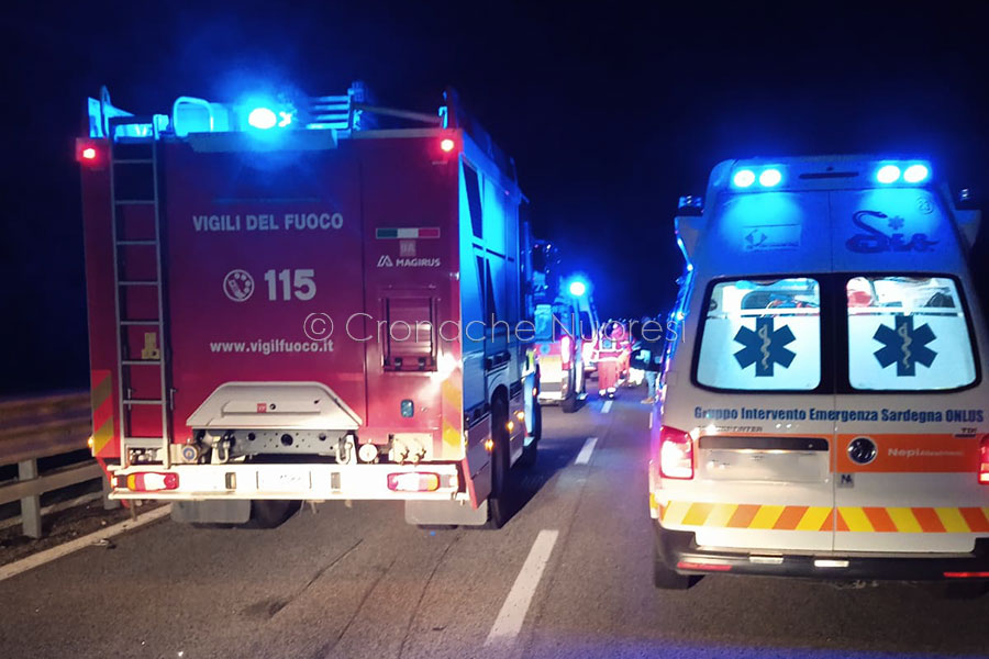 Tragedia sulla 131 DCN: si ferma per un guasto al furgone, un pullman lo travolge e lo uccide