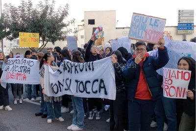 Manifestazione degli studenti dell'Asproni (foto S.Novellu)