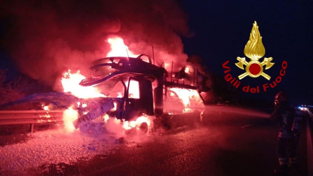 Paura sulla 131: autoarticolato che trasportava auto prende fuoco