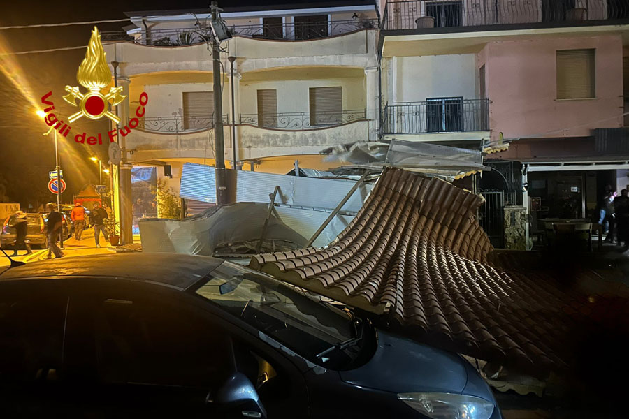 Bufera di vento a La Caletta: divelto un tetto con numerosi danni alle auto in sosta