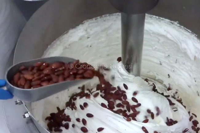 Tonara, preparazione del torrone (foto Kevin Lai)