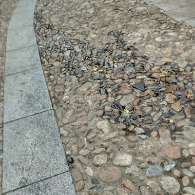 Tracce di grasso sul selciato di via Grazia Deledda