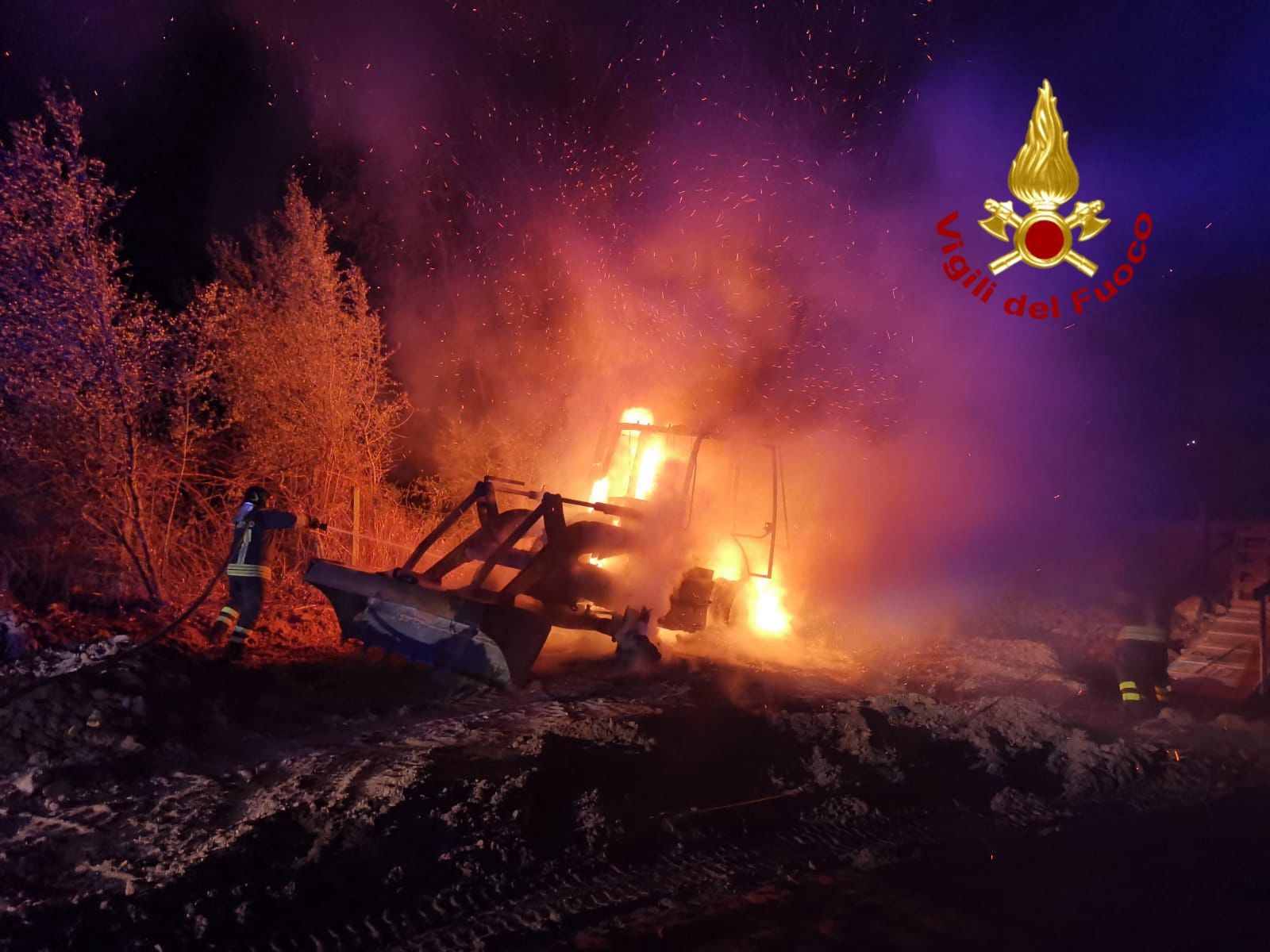 Attentato incendiario a Siniscola: a fuoco un mezzo di movimento di terra