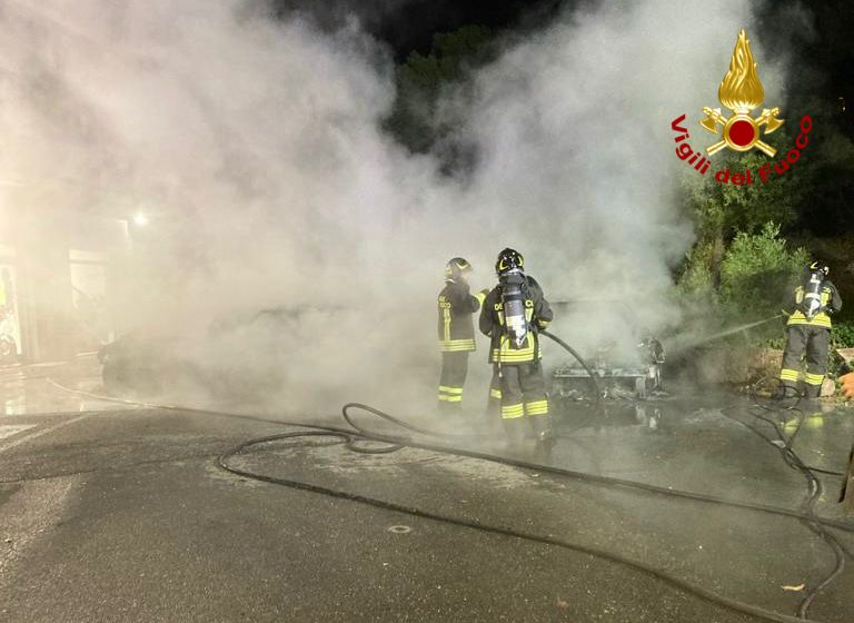 Attentato incendiario contro una concessionaria nella notte a Bosa: distrutte varie automobili