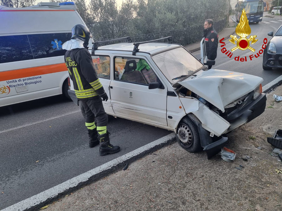 Perde il controllo dell’auto e si schianta contro un palo della luce: un ferito in codice rosso