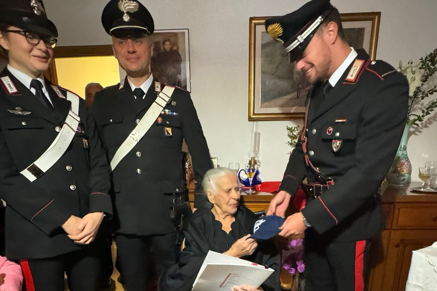 Grande Festa a Mamoiada per i cento anni della signora Anna Maria Nieddu celebrati anche dai Carabinieri