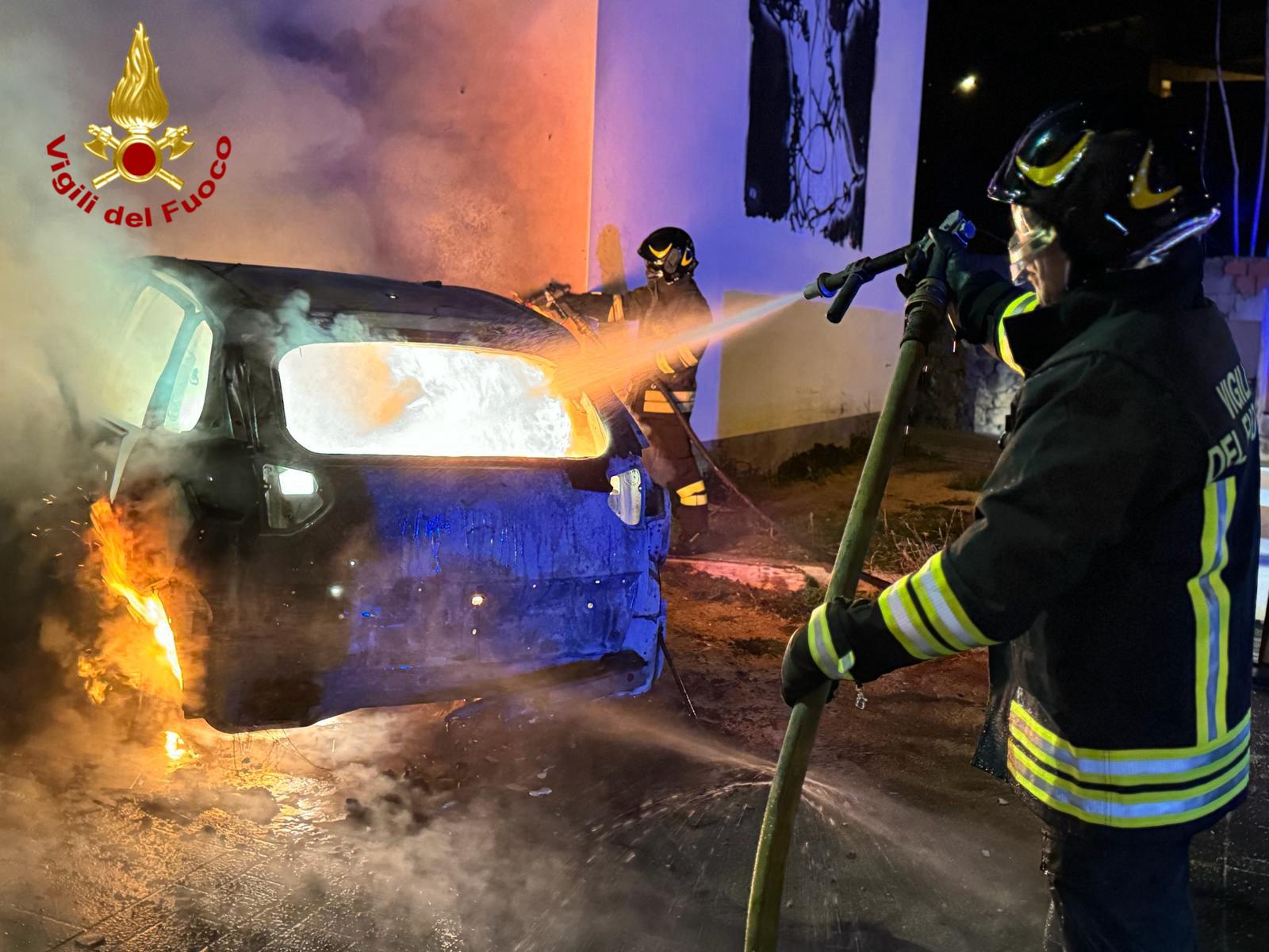 Auto a fuoco nella notte: indagini in corso per accertare la natura del rogo