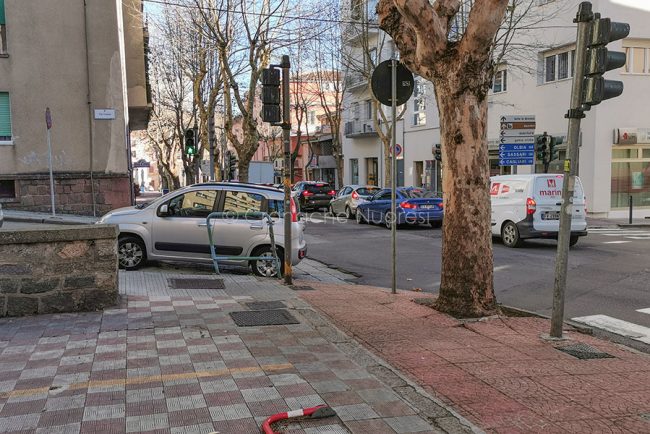 Auto in sosta sulle strisce pedonali, a uno stop, chiudendo un marciapiede in via Lamarmora