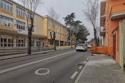 Cantiere deserto di fronte all'ITC Chironi