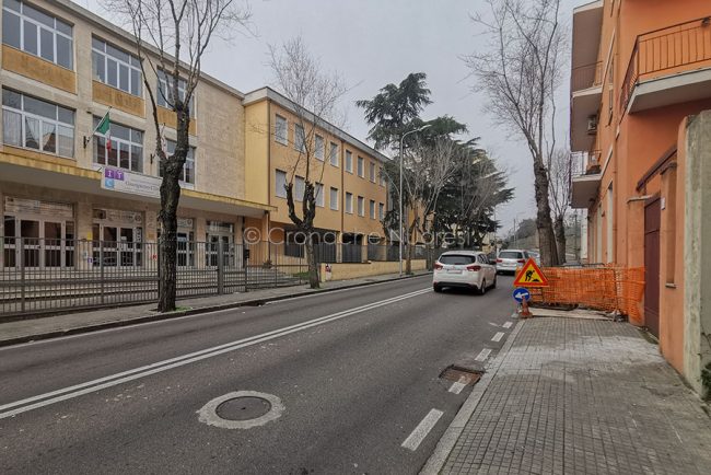 Cantiere deserto di fronte all'ITC Chironi