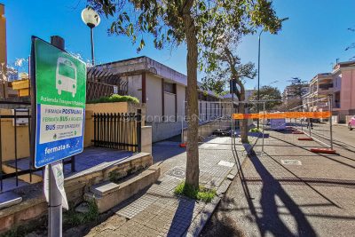 Cantiere deserto di fronte alla Piscina Comunale