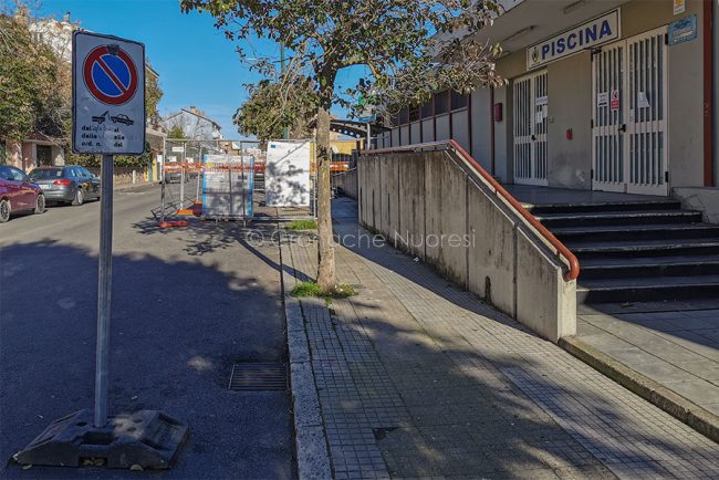 Cantiere deserto di fronte alla Piscina Comunale