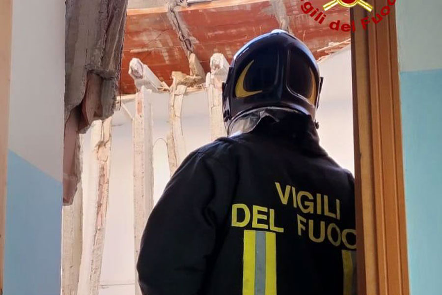 Austis. Paura nella ex scuola elementare per il crollo di un solaio