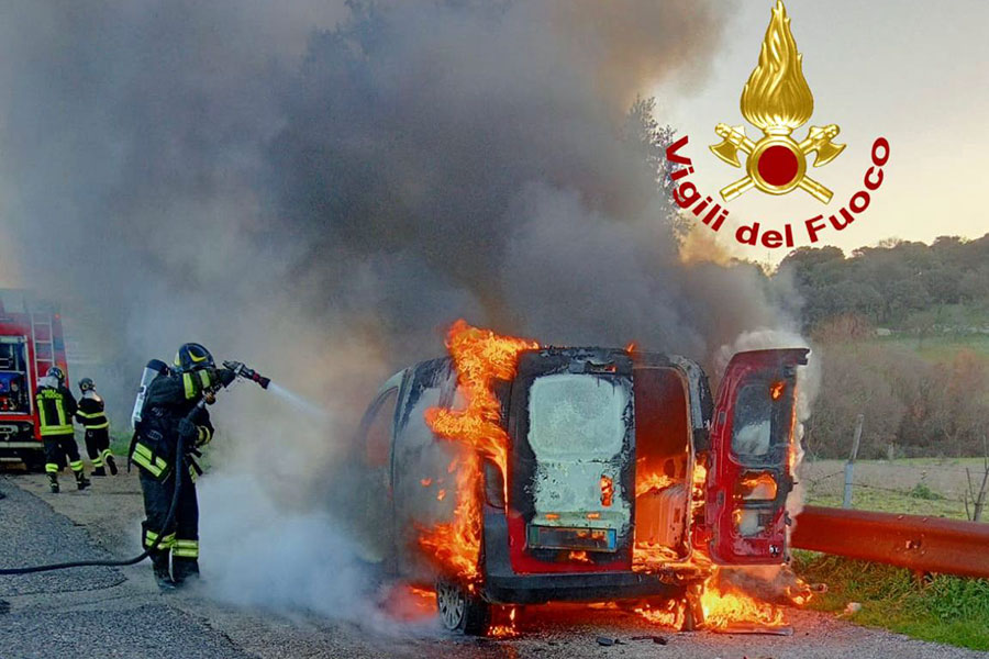 Nuoro. Furgone a fuoco durante la marcia sulla 131 dcn: incolumi i passeggeri
