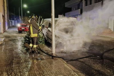 Il furgone andato a fuoco in via Biasi