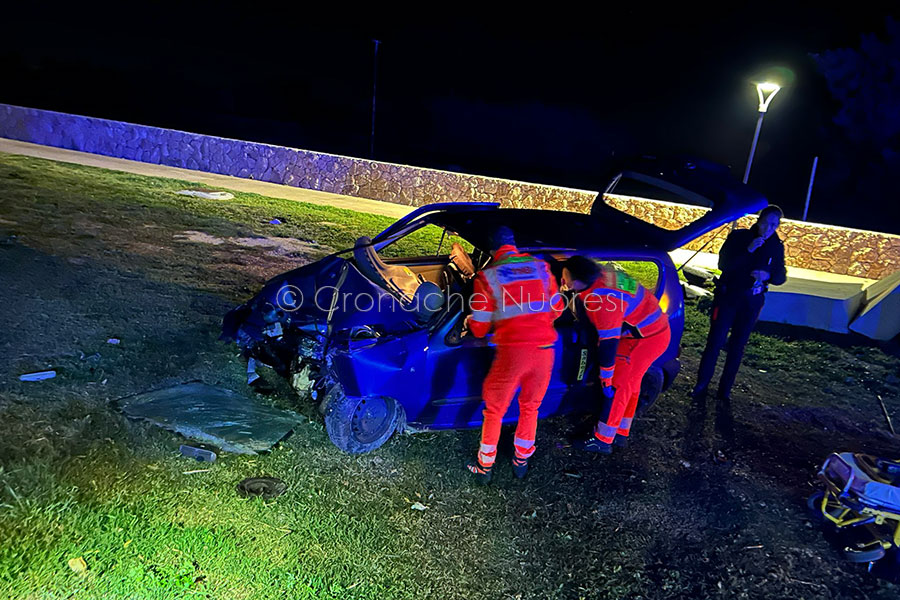 Tragedia sfiorata nella notte a Orosei: tre ventenni feriti nello schianto con la Fiat 600