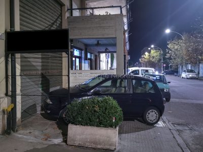 Marciapiede ostaggio di parcheggi selvaggi in via Martiri della Libertà