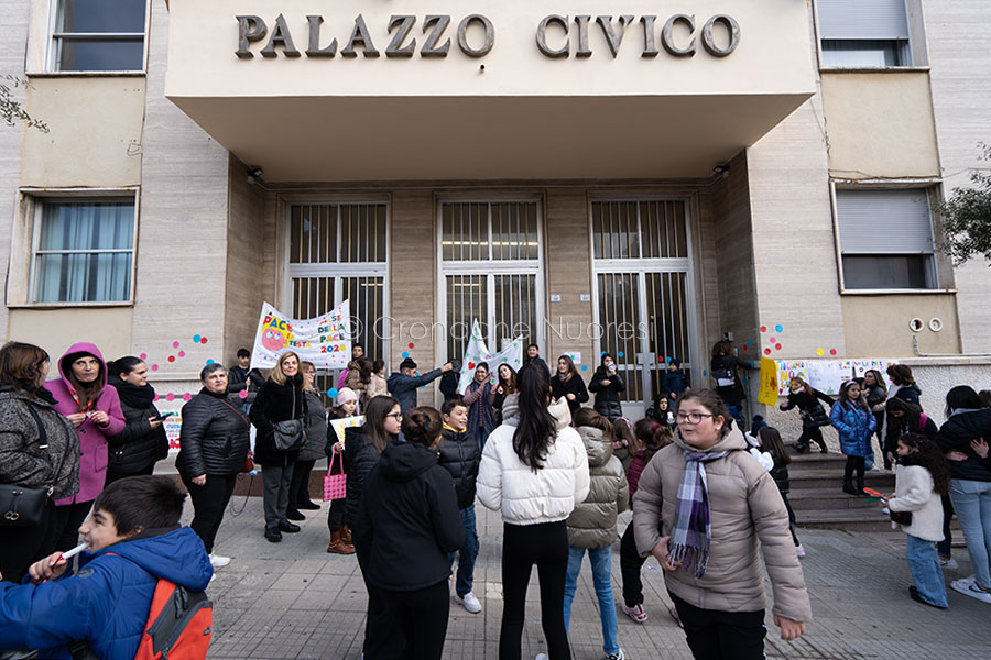 Nuoro. La marcia per la pace dei bambini del Rosario – VIDEO