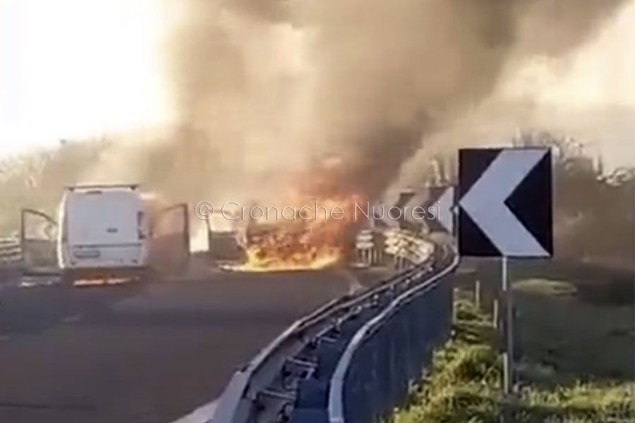 Siligo. Assalto al portavalori: automezzi in fiamme, poi il conflitto a fuoco e quattro guardie giurate ferite – VIDEO