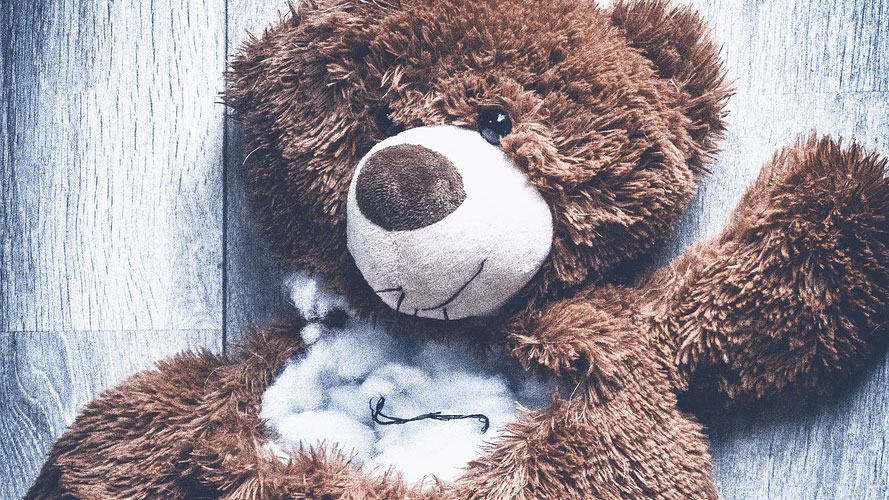 Schiaffi e cinghiate al figlio autistico con la complicità e il silenzio dei familiari: arrestato