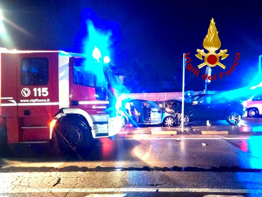 Contromano si schiantano contro una Maserati: morti due diciannovenni