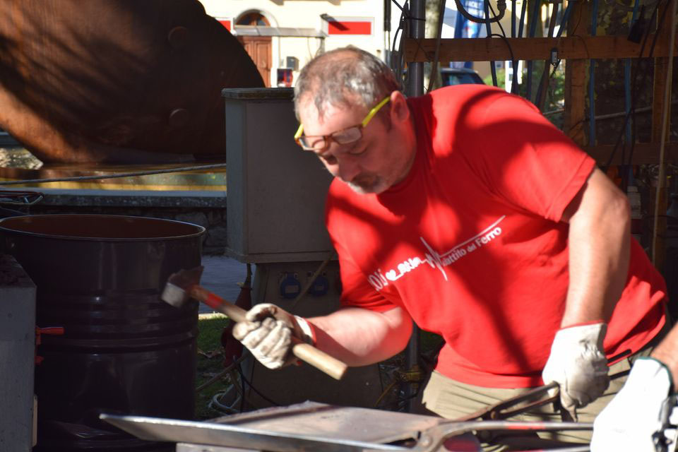 Cade da sette metri mentre monta la tettoia di un capannone e muore: Bono piange Sergio Vannini