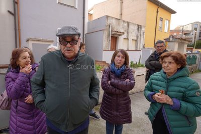 Alcuni dei residenti in via Siniscola, senz'acqua (foto S.Novellu)