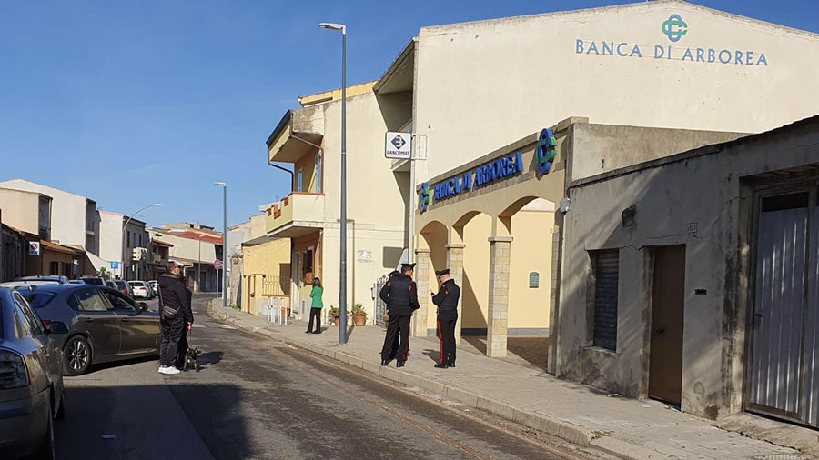 Banditi in azione a Santa Giusta: tentano una rapina in banca ma fallisce e uno di loro viene bloccato
