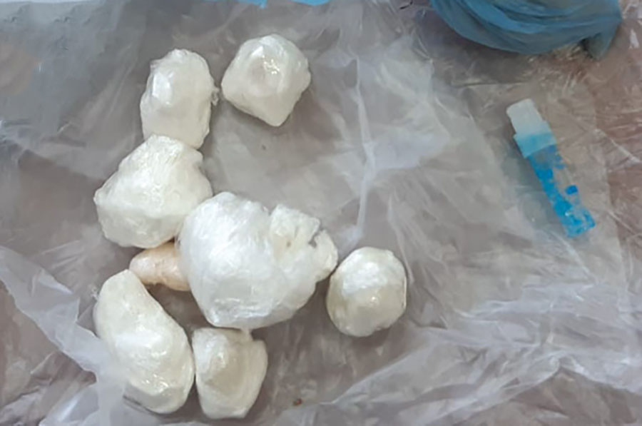Beccati dalla Polizia si liberano della cocaina: gli agenti la recuperano e scattano le manette