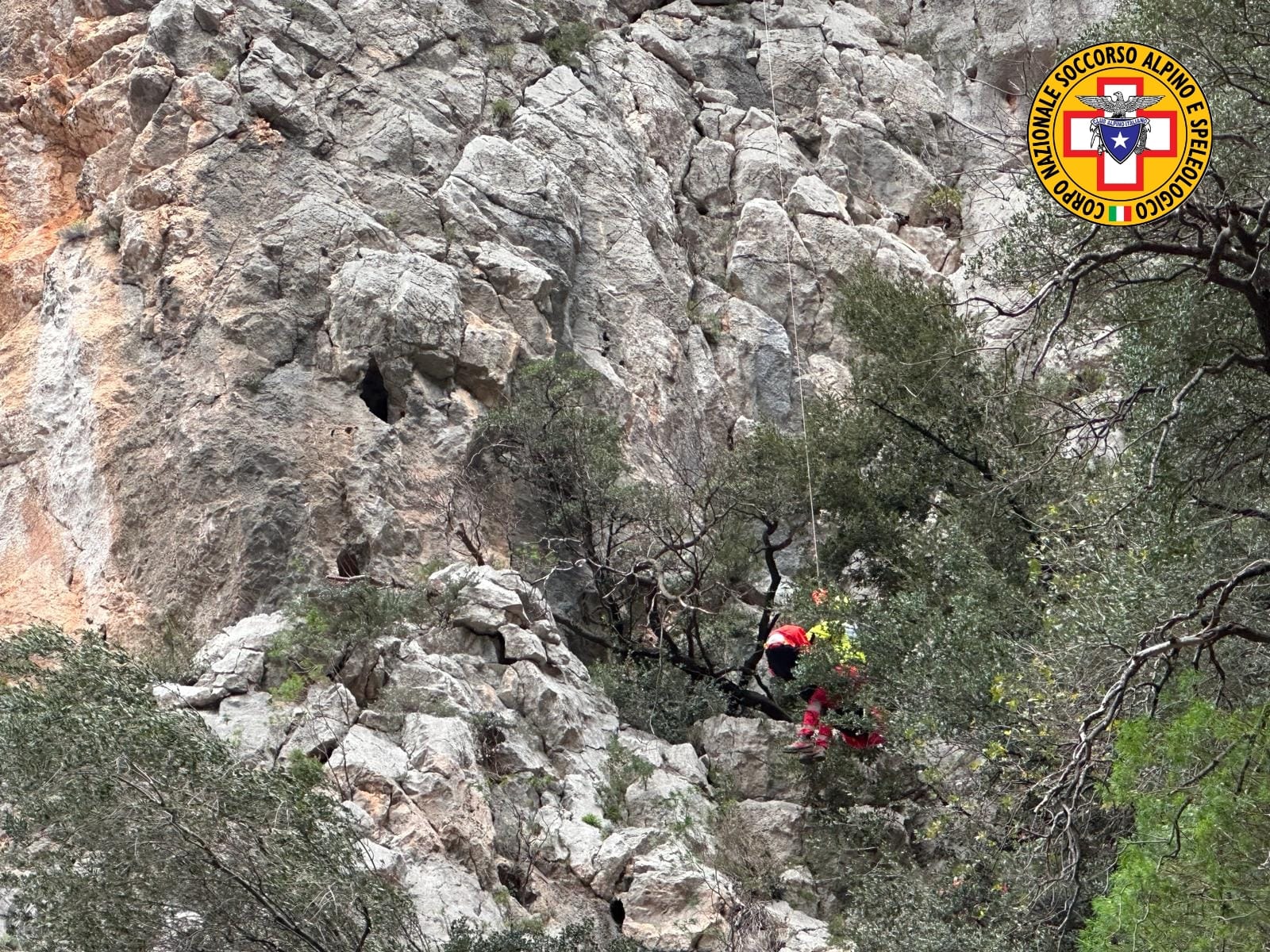 Colpito da un masso durante un’escursione a Cala Fuili: grave 46enne