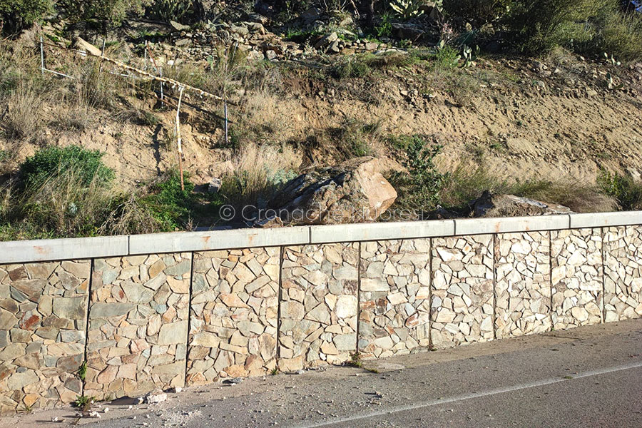 Nuoro. Grosso masso si stacca dal costone e precipita sulla Pedemontana: traffico e sosta interdetti per la messa in sicurezza