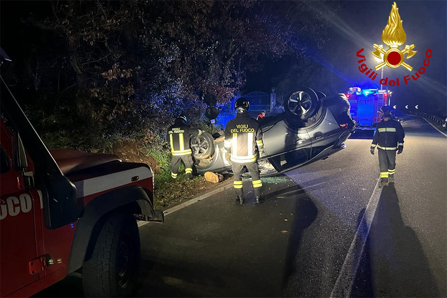 Perde il controllo dell’auto e si ribalta: paura per il giovane alla guida