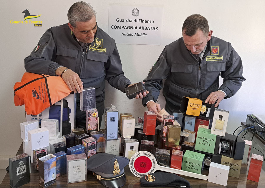 Tortolì. Profumi, orologi e prodotti elettronici contraffati venduti in pieno centro cittadino: scatta il sequestro delle Fiamme Gialle