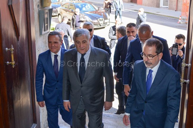 L'arrivo del ministro Tajani in Prefettura a Nuoro (foto F.Nieddu)